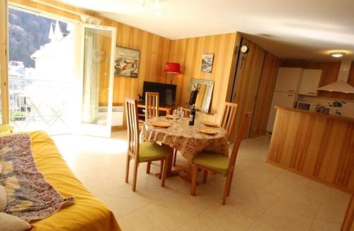 Bagneres-de-Luchon Apartment | Appart. central 6/7 pers. à Bagnères-de-Luchon avec parking et animaux admis - FR-1-313-171