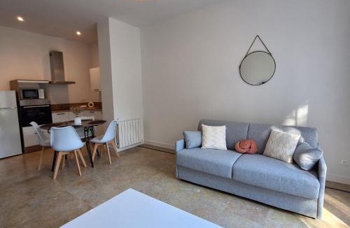 Mayenne Apartment | Appart chic calme rdc-jardin-terrasse-centre Mayenne
