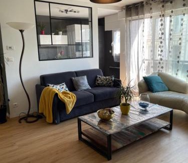 Laval Apartment | Appart spacieux 6 pers proche centre ville et gare Laval - Parking privé securisé