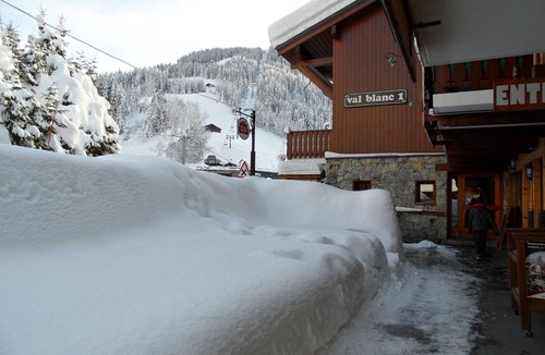 Areches Apartment | Appart with swimming pool, in the mountains, balcony terrace, garage, shops nearby