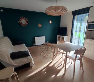 Saint-Georges-de-Luzencon Apartment | Appartement à la campagne