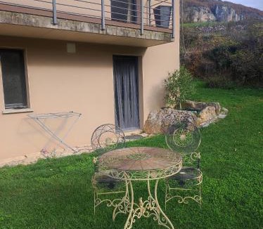 Saint-Georges-de-Luzencon Apartment | Appartement à la campagne
