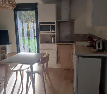 Saint-Georges-de-Luzencon Apartment | Appartement à la campagne
