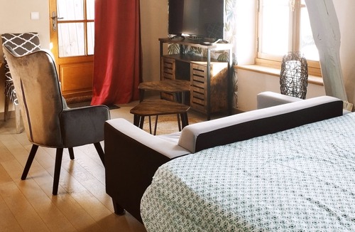 Saint-Jean-des-Mauvrets Apartment | Appartement La Petite Musardière Avec Piscine