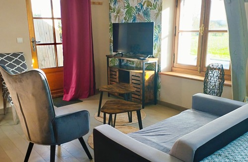 Saint-Jean-des-Mauvrets Apartment | Appartement La Petite Musardière Avec Piscine