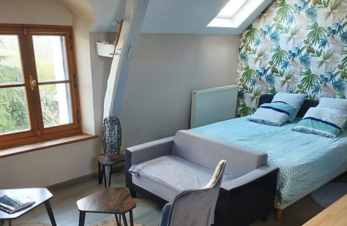 Saint-Jean-des-Mauvrets Apartment | Appartement La Petite Musardière Avec Piscine