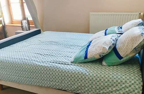 Saint-Jean-des-Mauvrets Apartment | Appartement La Petite Musardière Avec Piscine