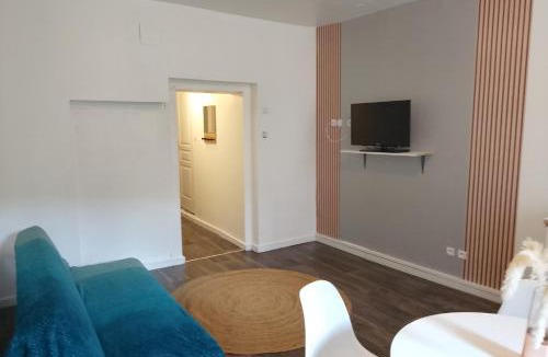 Saint-Leonard-de-Noblat Apartment | Appartement Entier 1