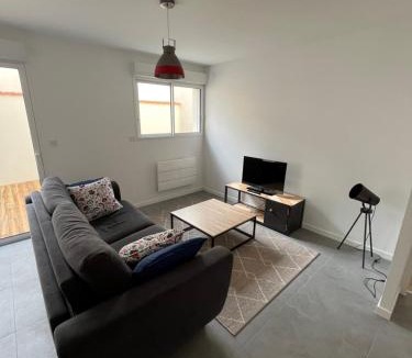 Saint-Laurent-sur-Sevre Apartment | Appartement neuf avec patio