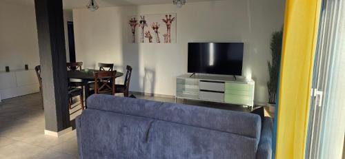Cuxac-dʼAude Apartment | Appartement à Cuxac d'Aude proche Narbonne avec 2 chambres, 6 couchages, lit bébé jardin et parking