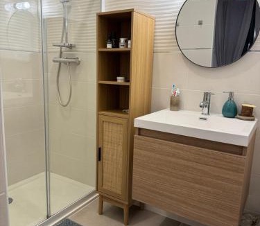Saint-Jean-de-Vedas Apartment | Appartement élégant avec jacuzzi privé