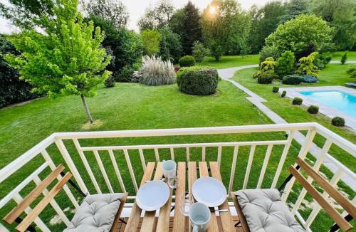 Ormoy-la-Riviere Apartment | Appartement Élégant, Climatisation et Piscine