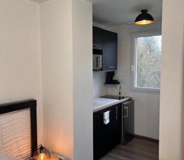 Equemauville Apartment | Appartement élégant avec Balcon à 5 min de Honfleur parking et piscine