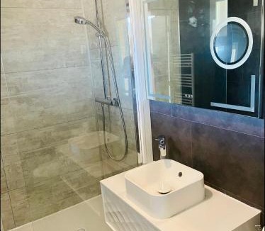 Equemauville Apartment | Appartement élégant avec Balcon à 5 min de Honfleur parking et piscine