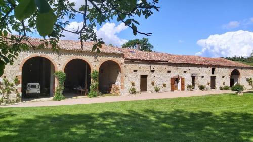 Calmont House | Appartement 2 chambres & Studio cosy dans ferme de caractère - grand jardin au calme proche Canal du Midi - billard & barbecue