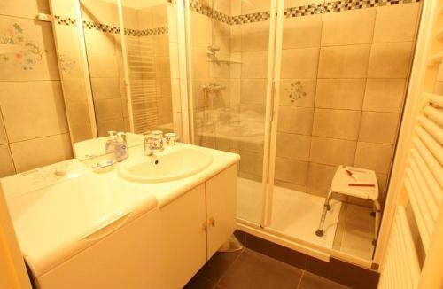 Bagneres-de-Luchon Apartment | Appartement 2 pièces cabine avec balcon, parking, animaux admis, Wi-Fi - FR-1-313-195