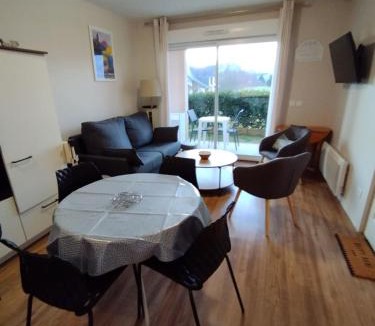 Pouzac Apartment | Appartement 3 étoiles, 2 chambres , cuisine aménagée, terrasse, face à la chaîne des Pyrénées