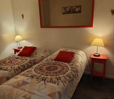 Pouzac Apartment | Appartement 3 étoiles, 2 chambres , cuisine aménagée, terrasse, face à la chaîne des Pyrénées