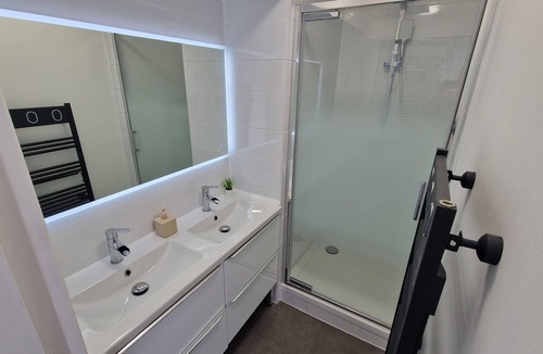 Ouistreham Apartment | Appartement 4 Personnes, 3 min à Pied de la Mer, Accès Direct rue Commerçante PP