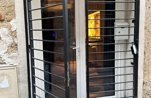 Ecusson Apartment | Appartement Atypique en rdc et Coin Nuit au r-1 au Cœur de Montpellier