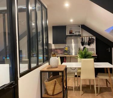 Amiens Apartment | Appartement Atypique- Esprit Atelier Loft - parking privé - Wifi - vidéo