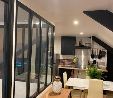 Amiens Apartment | Appartement Atypique- Esprit Atelier Loft - parking privé - Wifi - vidéo