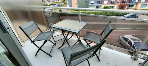 Courseulles-sur-Mer Apartment | Appartement au pied de la plage - Balcon - Parking