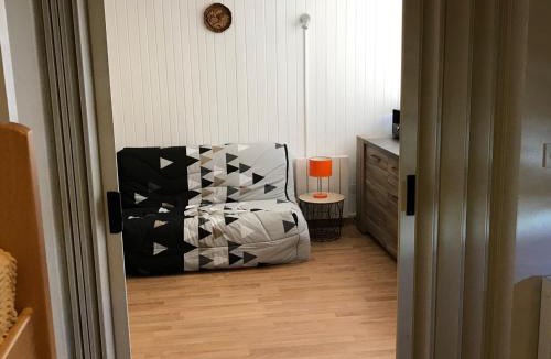 Besse-et-Saint-Anastaise Apartment | Appartement au pied des pistes avec garage privé - FR-1-814-13