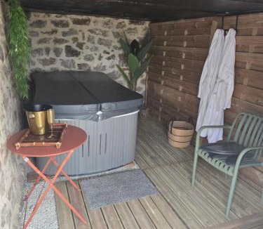 Lissac-sur-Couze Apartment | Appartement Avec Sauna et Spa Privé