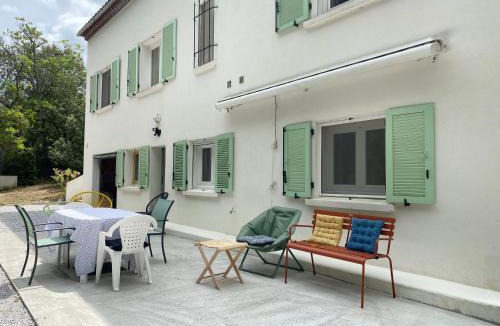 Ladern-sur-Lauquet Apartment | Appartement avec accès privé à la rivière