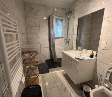 Beaumont-sur-Oise Apartment | Appartement avec place de parking privé et jardin