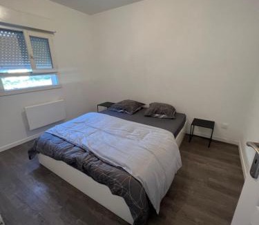 Beaumont-sur-Oise Apartment | Appartement avec place de parking privé et jardin