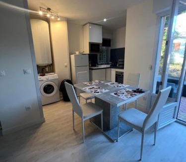 Beaumont-sur-Oise Apartment | Appartement avec place de parking privé et jardin