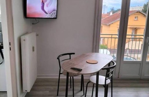 Roanne Apartment | Appartement avec balcon et parking privé