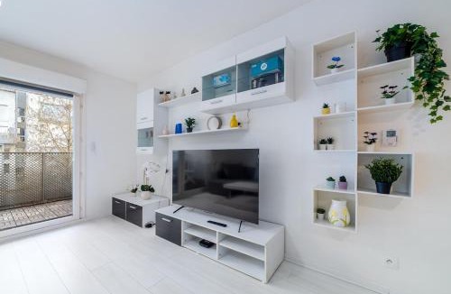 Pantin Apartment | Appartement avec chambre HomeCinema - Parking&Terrase proche Paris