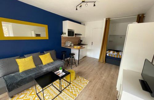 La Roche-Bernard Apartment | Appartement avec balcon et vue sur port - wifi privé - au dessus du Restaurant le Yackams