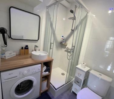 La Roche-Bernard Apartment | Appartement avec balcon et vue sur port - wifi privé - au dessus du Restaurant le Yackams