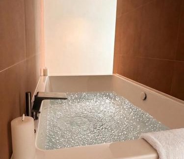 Centre Ville Apartment | Appartement avec jacuzzi et vue sur Pyramide
