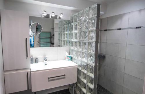 Nemours Apartment | Appartement avec jardin intérieur 4 pers centre ville