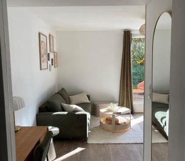 Vitre Apartment | Appartement avec terrasse ensoleillée à Vitré