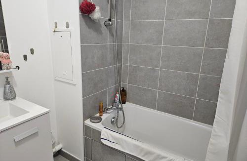 Saint-Martin Apartment | Appartement Balcon standing Pontoise gare RER C H J PARIS Nord-ouest