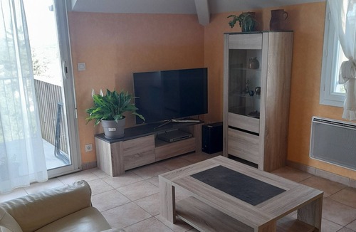 Severac-le-Chateau Apartment | Appartement Calme en Dernier Étage Avec Ascenseur