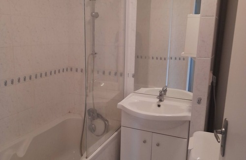 Severac-le-Chateau Apartment | Appartement Calme en Dernier Étage Avec Ascenseur