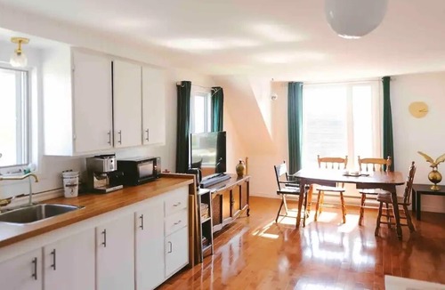 Isle aux Coudres Apartment | Appartement Insulaire Avec vue sur le Fleuve !