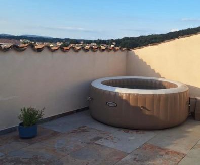 Montelimar Apartment | Appartement chaleureux avec jacuzzi-Terrasses rooftop-Rafraîchisseur-Parking-wifi