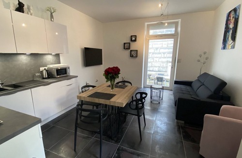 Poincare - Foch - Anatole France - Croix de Bourgogne Apartment | Appartement Charme-Apartment-Modern-Ensuite with Bath-Terrace