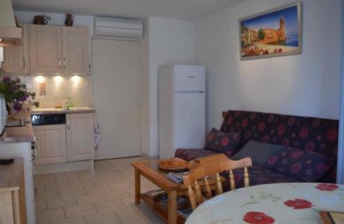 Saint-Cyprien Plage Apartment | Appartement climatisé avec terrasse dans quartier animé, parking privé - FR-1-225D-573