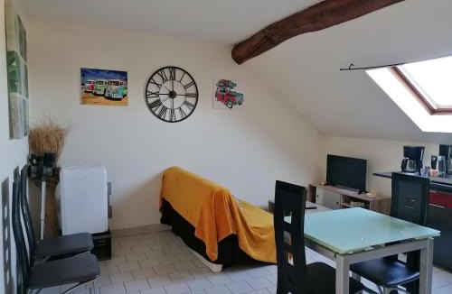 Doue-la-Fontaine Apartment | Appartement climatisé avec parking privé à Doué la fontaine