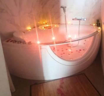 Mery-sur-Oise Apartment | Appartement climatisé avec balnéo, parking gratuit, proche Auvers-sur-Oise