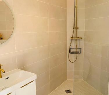 16th Arrondissement Apartment | Appartement climatisé avec vue mer pour 8 personnes